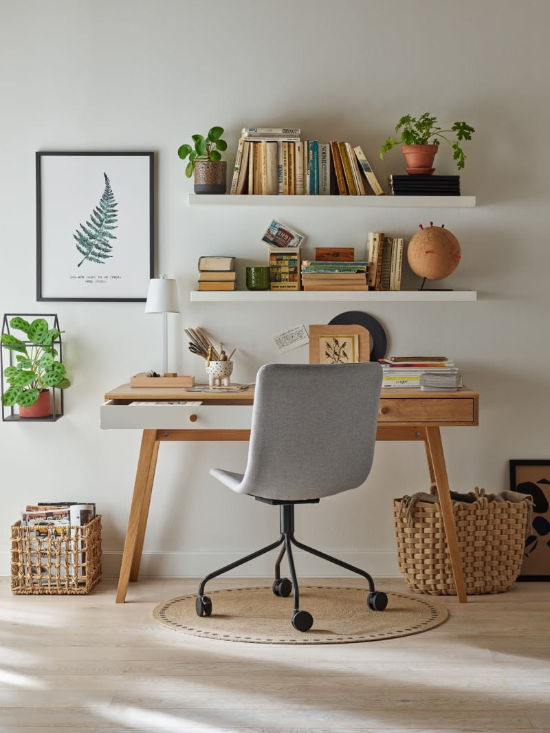 Biurko Nature – inspirowane naturalnymi materiałami, tworzy ciepłą i przyjazną atmosferę. Drewniane detale wprowadzają do wnętrza harmonię, sprzyjają skupieniu, a praktyczne szuflady pomagają w przechowywaniu szkolnych akcesoriów. Biurko Nature – inspirowane naturalnymi materiałami, tworzy ciepłą i przyjazną atmosferę. Drewniane detale wprowadzają do wnętrza harmonię, sprzyjają skupieniu, a praktyczne szuflady pomagają w przechowywaniu szkolnych akcesoriów.