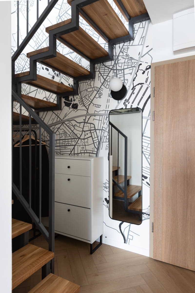 W strefie wejścia do mieszkania znalazła się praktyczna szafka na buty marki Górna Półka, w której projektantka zamocowała, te same co w szafkach kuchennych, gałki meblowe ze Skandynawskich Uchwytów. Nad lustrem zawisł kinkiet Ummo model Refa A.