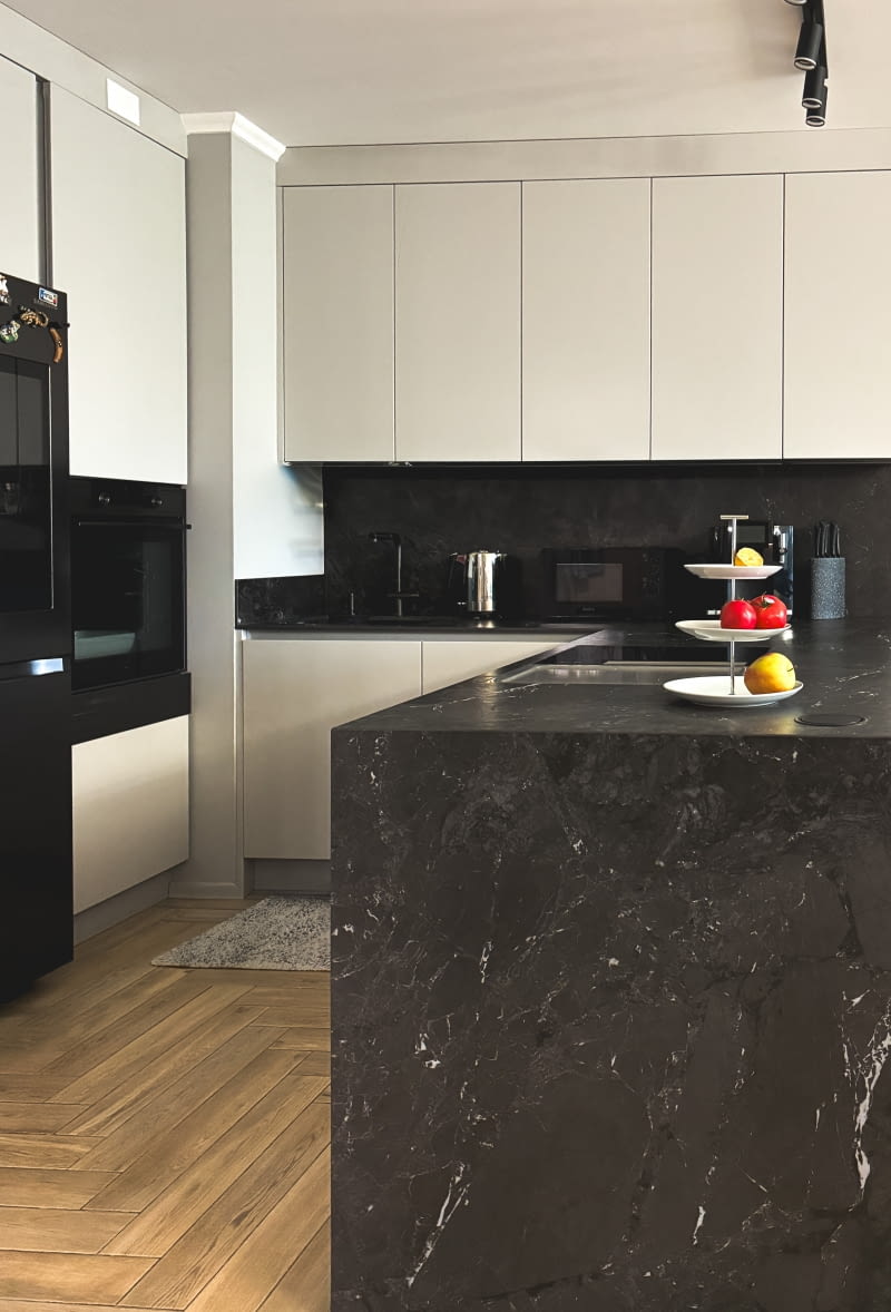 Projektanci często polecają ułożenie blatu roboczego w kształt litery „L”. Tak stworzona przestrzeń jest najwygodniejsza, ponieważ zmniejsza dystans do pokonywania podczas kuchennych prac.