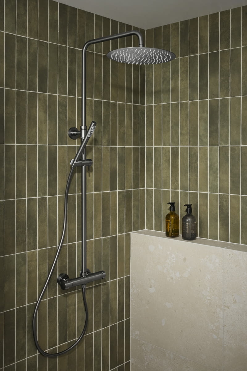 Jak łączyć gun metal z płytkami i meblami?