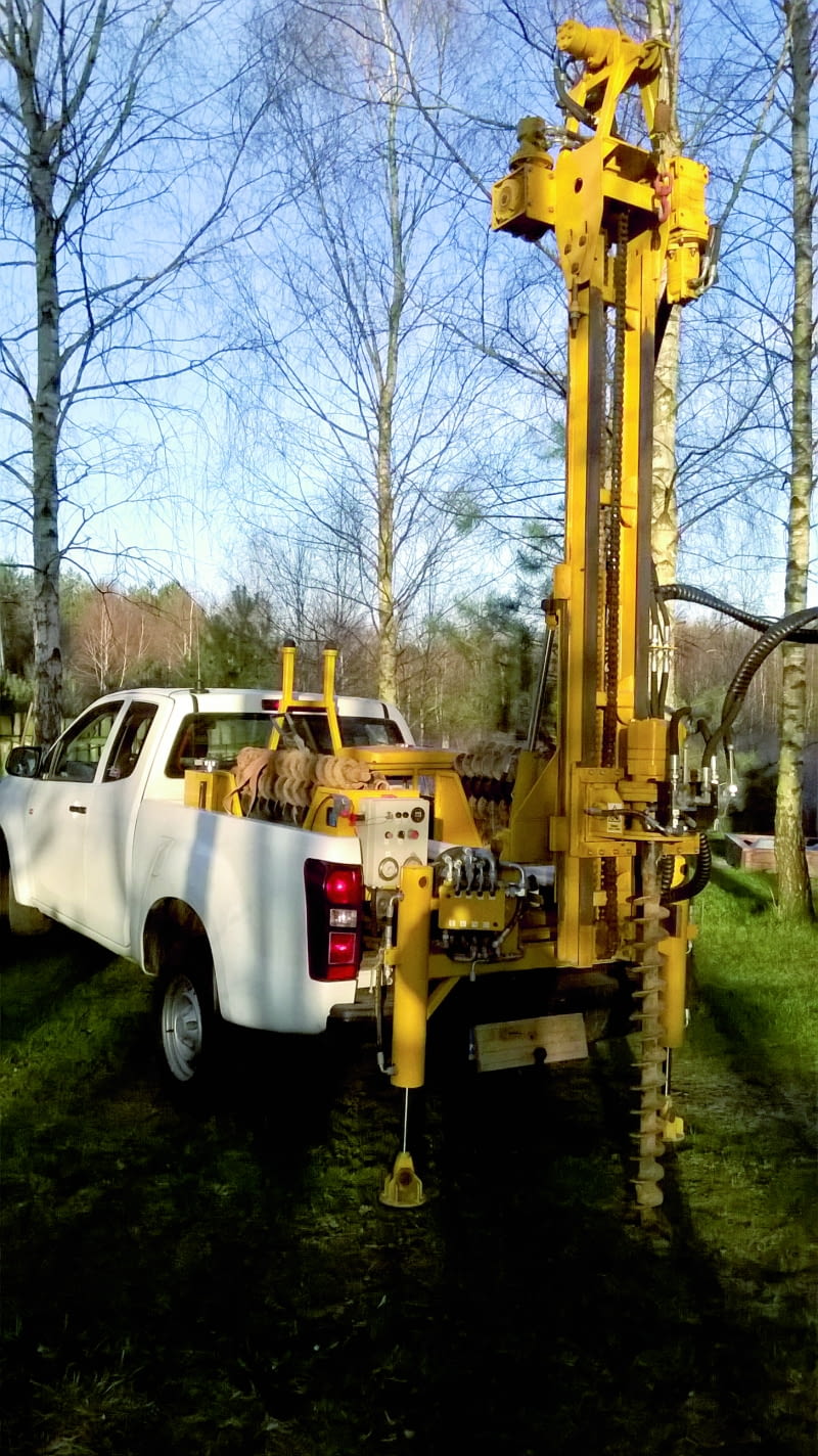 Do wykonania studni głębinowej potrzebny  jest odpowiedni sprzęt. Samochód wiertniczy ustawia się w miejscu, w którym rozpoczną się prace