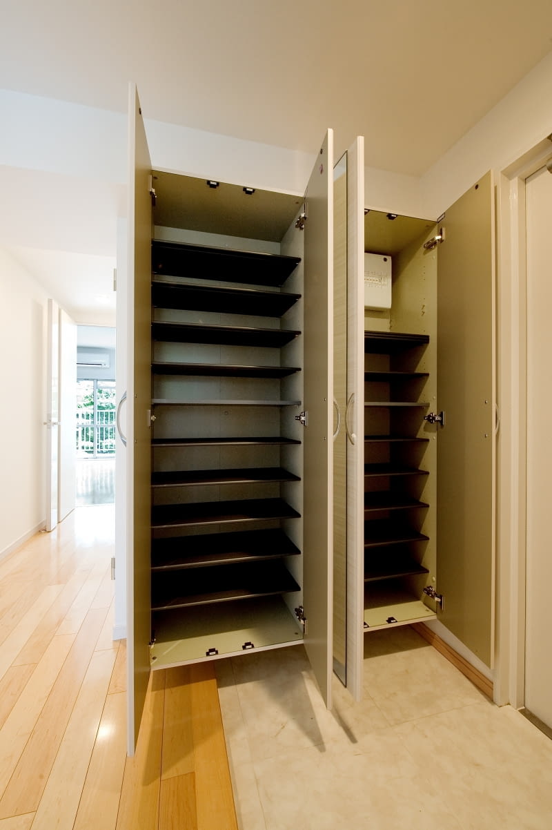 Przedpokój: gdzie schować buty?