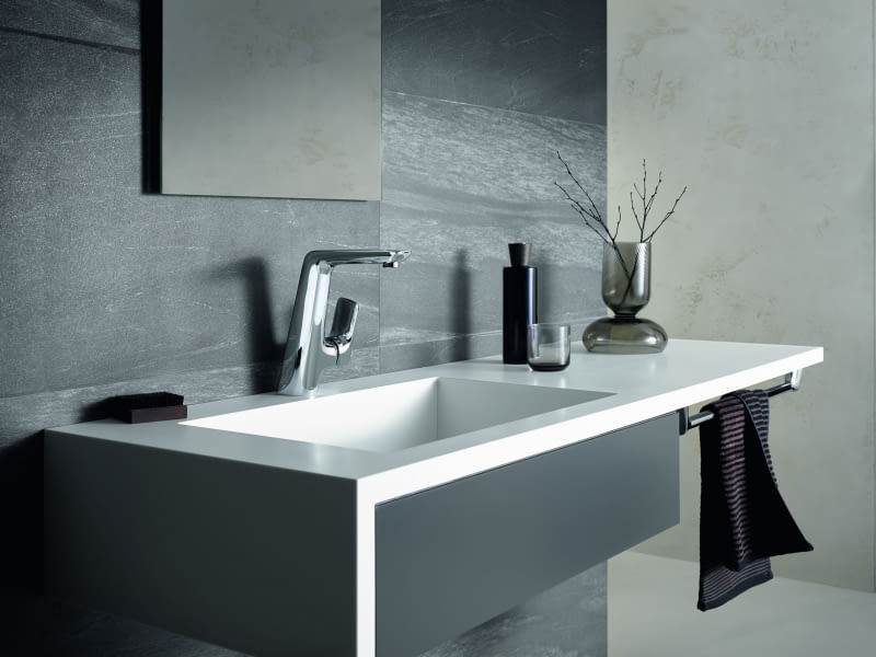 Miłośnicy uniwersalnych, ponadczasowych wnętrz często sięgają po baterie umywalkowe chromowane.