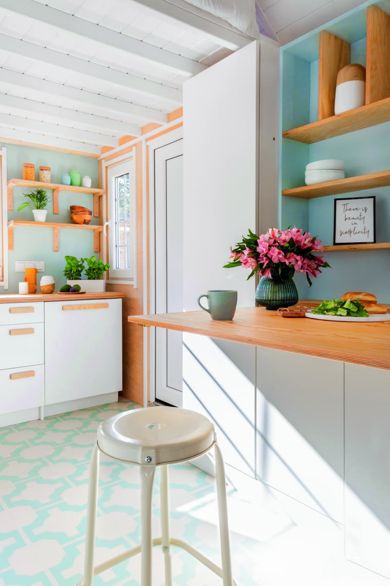 Na prawo od wejścia umieszczono wygodny blat, który można złożyć, kiedy nie jest potrzebny. Nad nim znalazły się dodatkowe półki do przechowywania.