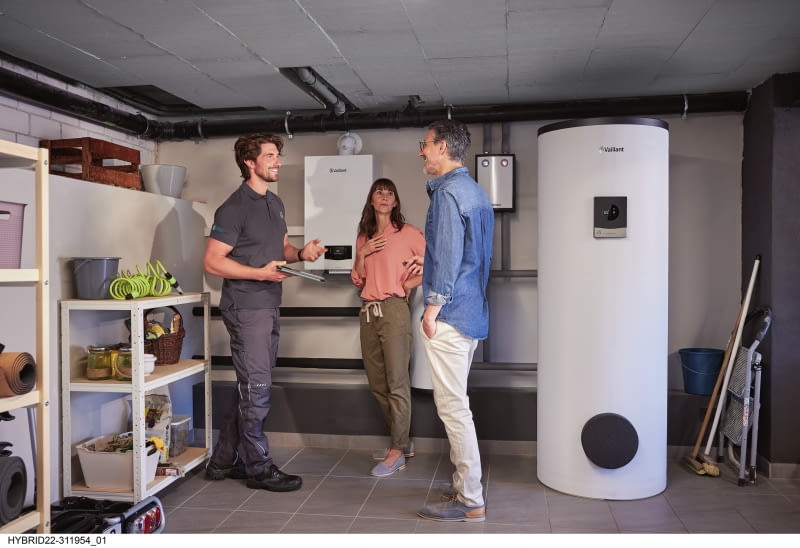 Połączenie dwóch technologii pozwala elastycznie dobierać źródło energii i obniża koszty eksploatacji. Dodatkowe oszczędności zapewnia wykorzystanie energii z fotowoltaiki lub taryf strefowych