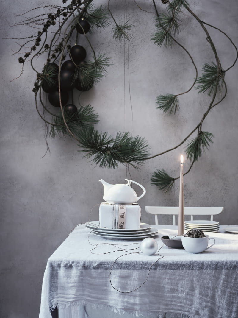 Zastawa o minimalistycznym wyglądzie wprowadza na świąteczny stół elegancką prostotę.