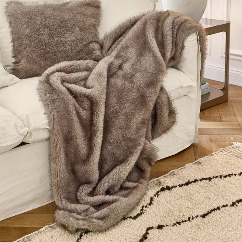 Pled Talverno, 160 x 140 cm, sztuczne futro, 279 zł; poszewka na poduszkę Talverno, 50 x 50 cm, 59 zł, loberon.pl Pled Talverno, 160 x 140 cm, sztuczne futro, 279 zł; poszewka na poduszkę Talverno, 50 x 50 cm, 59 zł, loberon.pl