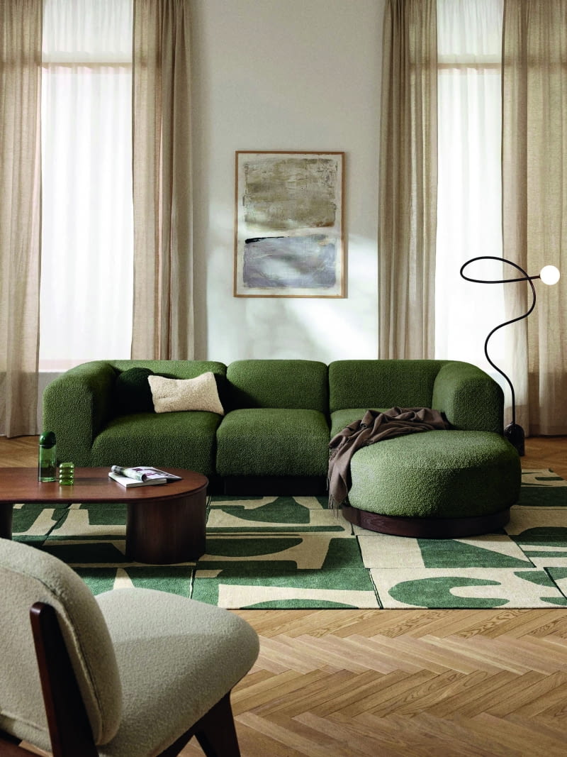 Sofa modułowa Teddy-Bouclé wraz pufem Natalie tworzą narożnik, który łatwo przekształcić w dowolny mebel.