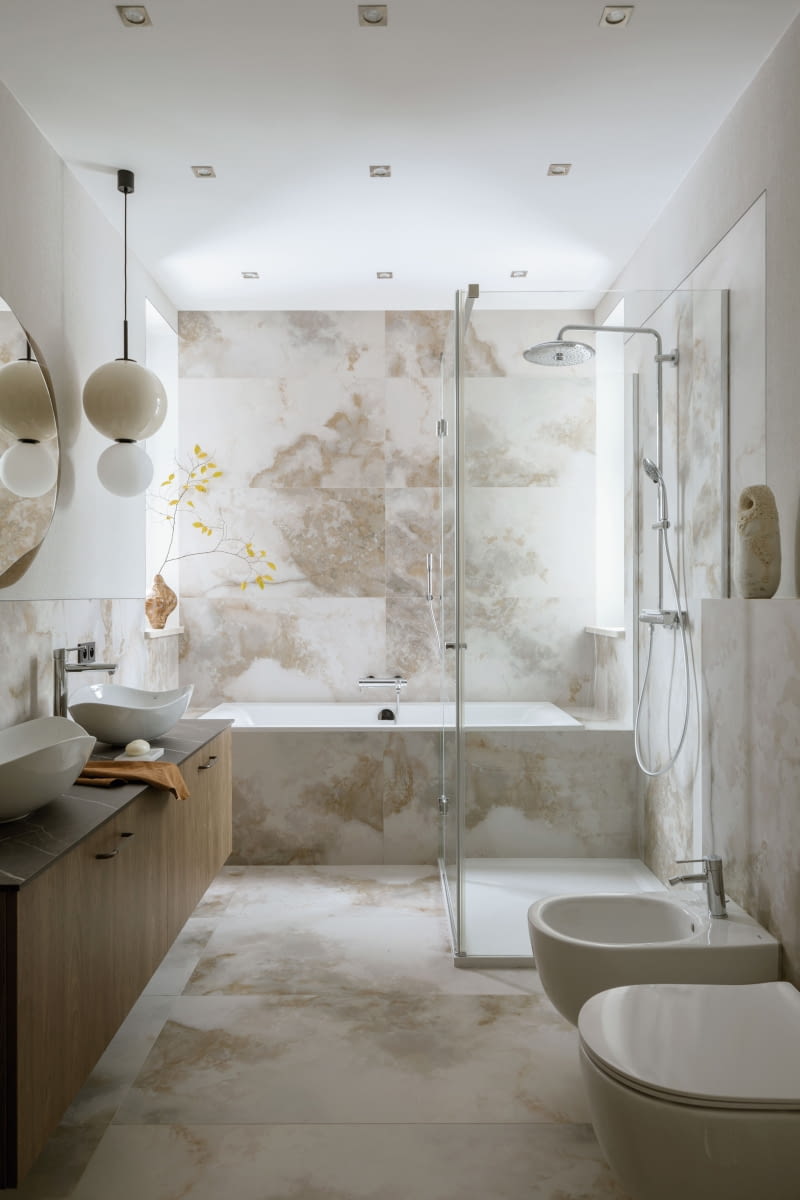 Główna łazienka to pomie-szczenie, z którego remontu architektka jest szczególnie zadowolona. Pomiędzy dwa okna wkomponowano dużą wannę, zmieszczono oddzielny prysznic, szafkę z umywalkami dla każdego z domoników, toaletę, a nawet bidet.  W ten sposób powstał w pełni funkcjonalny salon kąpielowy.