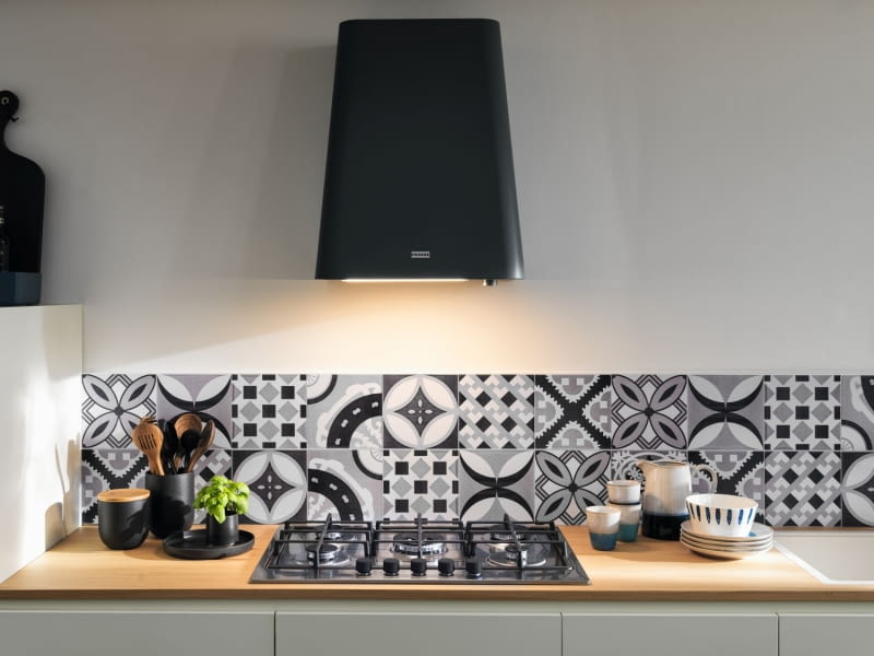 W sprzedaży dostępne są różne rodzaje okapów, dzięki czemu dopasujemy je do każdych warunków zabudowy i to bez względu na wielkość kuchni. W sprzedaży dostępne są różne rodzaje okapów, dzięki czemu dopasujemy je do każdych warunków zabudowy i to bez względu na wielkość kuchni.