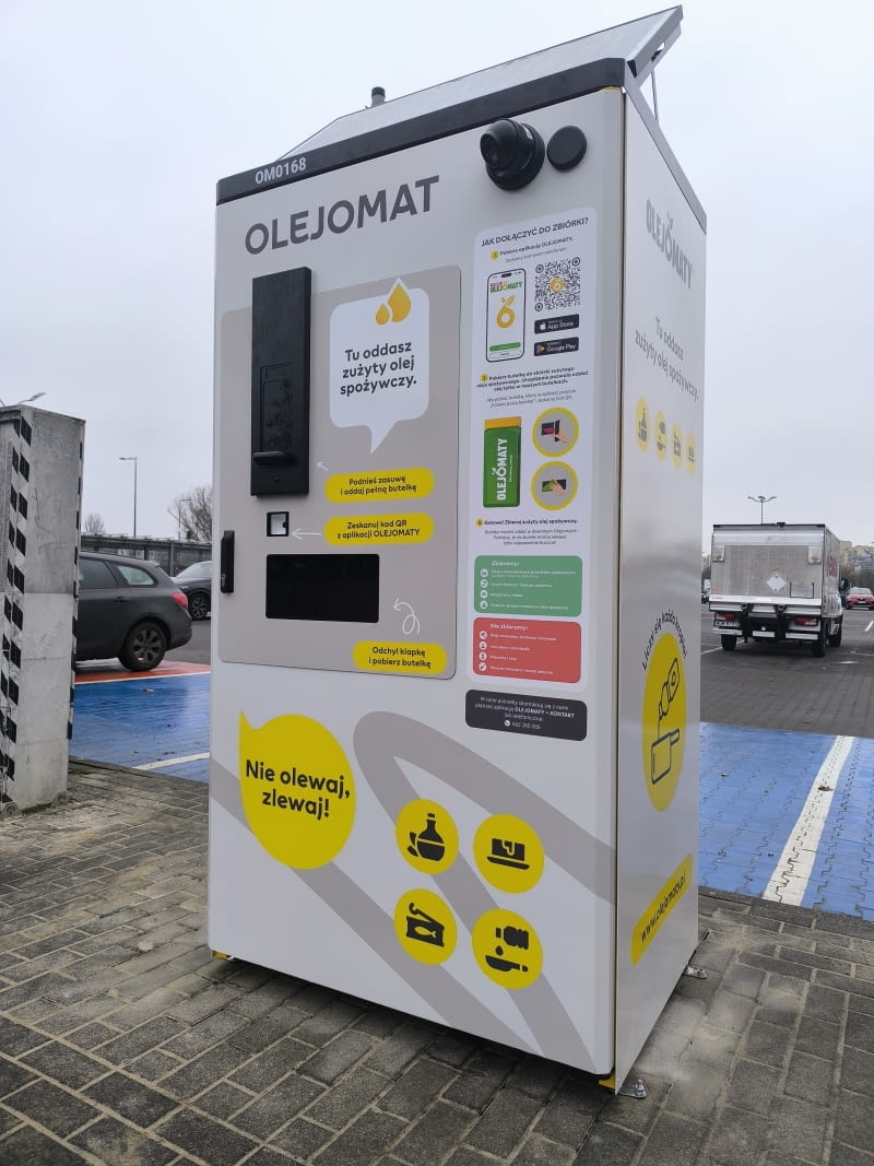 Warszawa z pierwszym Olejomatem - automat do zbiórki zużytego oleju stanął przed CH Wola Park
