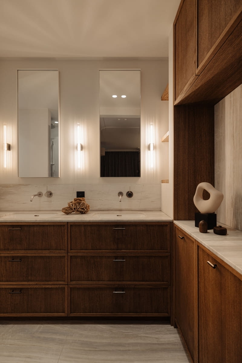 Meta Slim w kolorze Brushed Platinum: W łazience klasyk Dornbracht cofa się o krok, pozwalając marmurowi i drewnianym elementom zająć centralne miejsce.