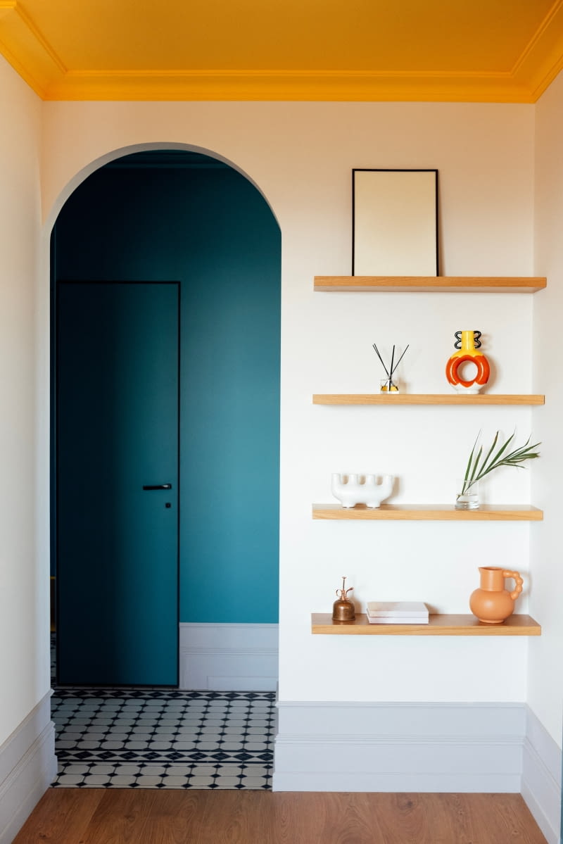 Mieszkanie z żółto-niebieskimi dodatkami