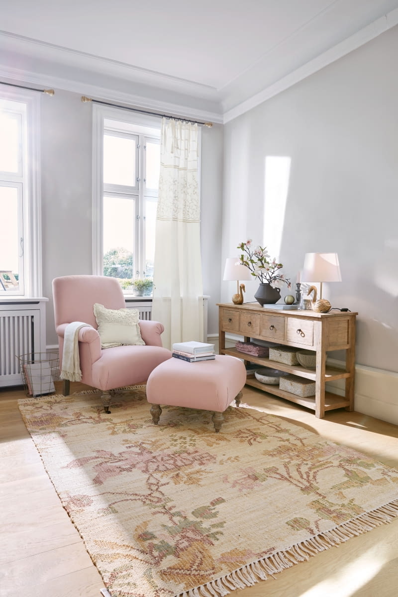 Fotel z podnóżkiem Rose de Lumière ma klasyczną formę i stworzony jest z tradycyjnych, naturalnych materiałów – lnu i drewna.