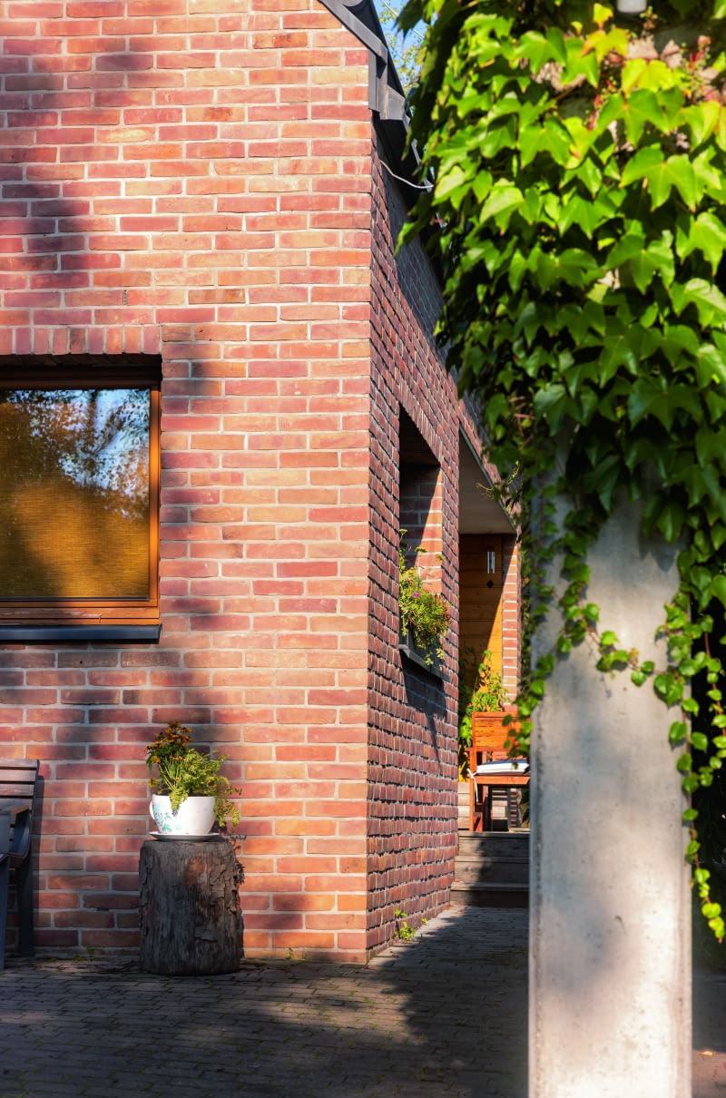 Ściany pokrywa elewacja z ręcznie formowanej, wypalanej cegły o pełnej grubości. Wyprodukowano ją w podlubelskiej Suchyni, w zakładzie o wdzięcznej nazwie „Ceramika Kufel”