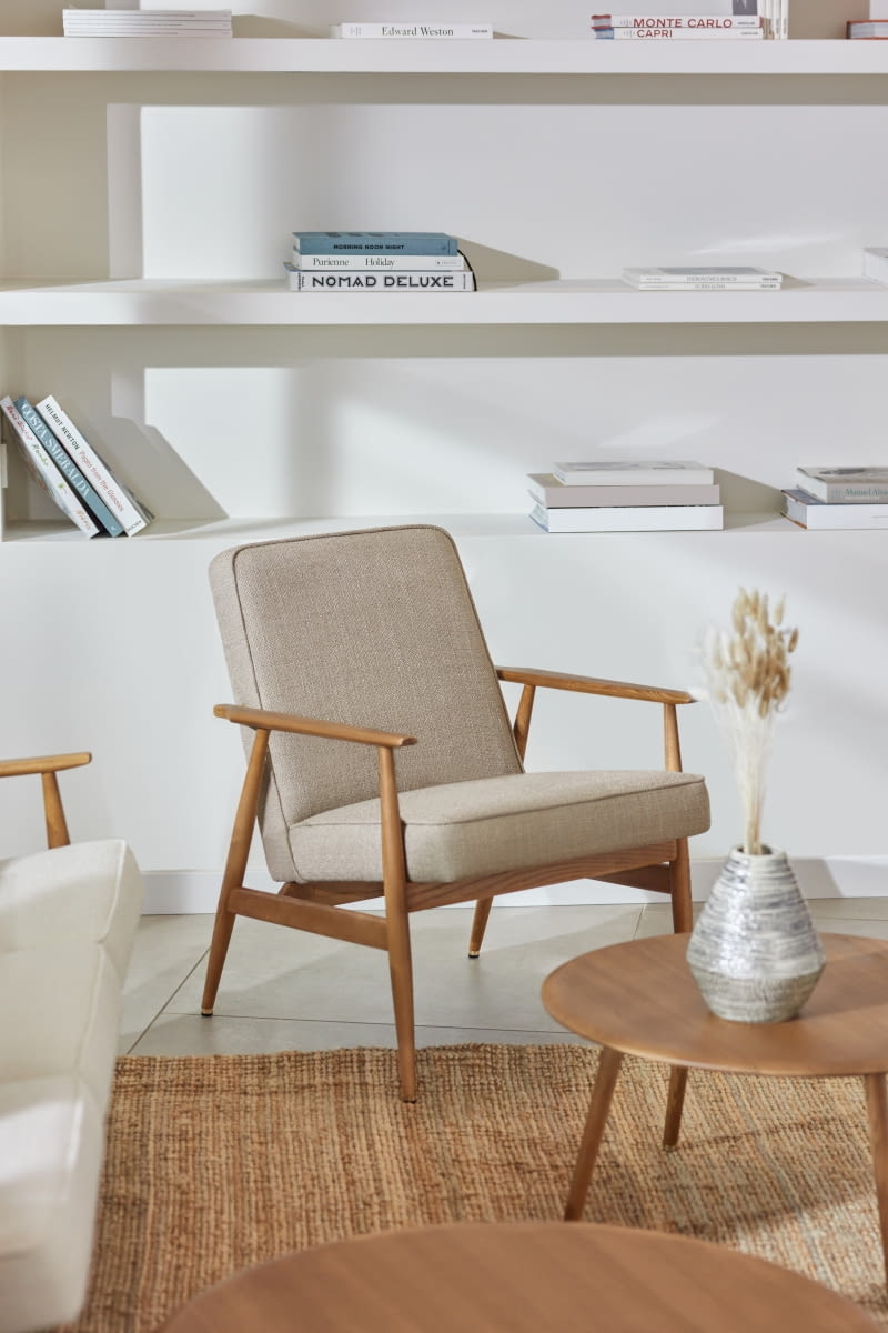 Fotel Fox w tkaninie Bouclé Beige, stelaż i nogi lite drewno jesionowe, 4270 zł. pl.