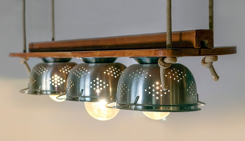 Abażury z metalowych durszlaków