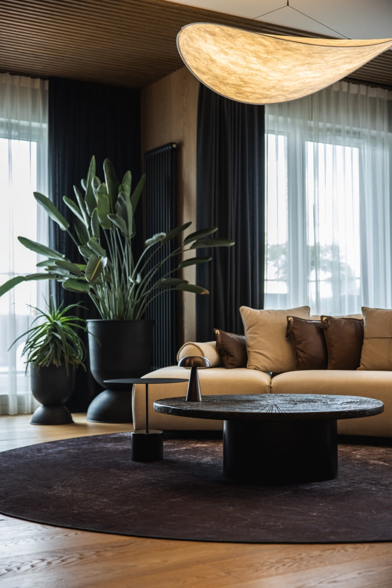 Apartament z widokiem na staw: zaprojektowany z myślą o wyciszeniu Apartament z widokiem na staw: zaprojektowany z myślą o wyciszeniu