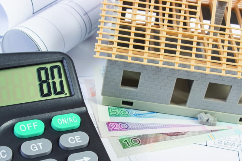 Cena działki to nie wszystko. To również inne związane z nią koszty.  Oprócz kwoty zakupu, istotne są wydatki związane np. z przygotowa niem terenu pod budowę czy instalację mediów