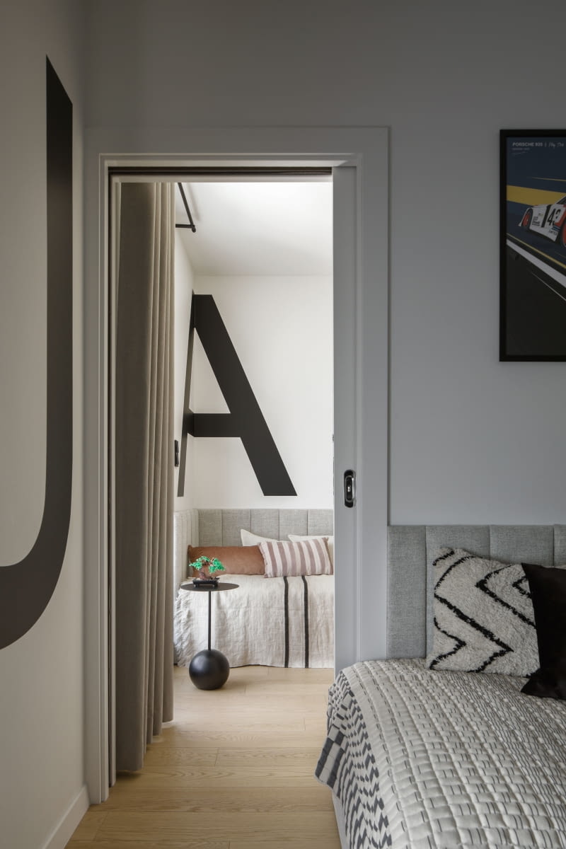 Do każdego z pokoi braci bliźniaków można wejść drzwiami z korytarza, a dodatkowo są one połączenie między sobą przesuwnymi drzwiami.