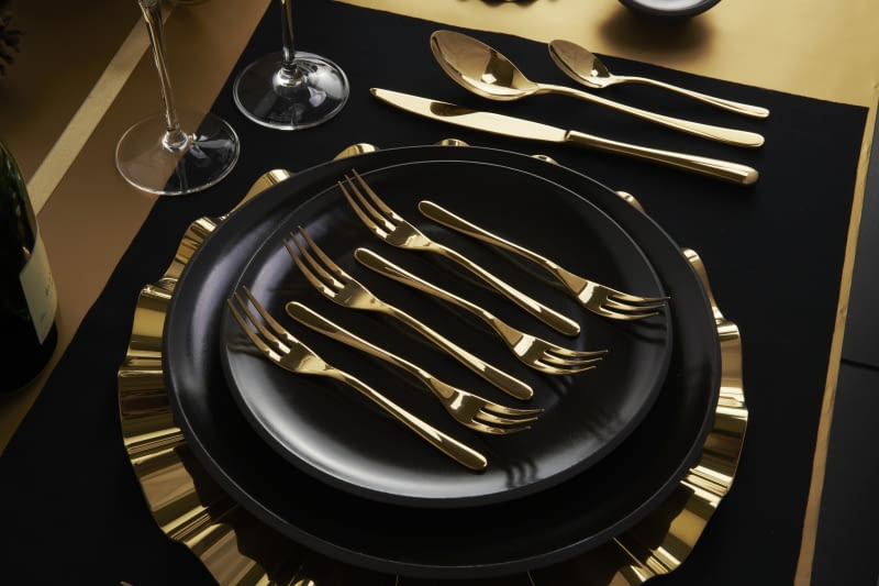 Nie ma chyba bardziej eleganckich kolorów od czerni i złota, ich połączenie z pewnością doda splendoru wigilijnej kolacji.
