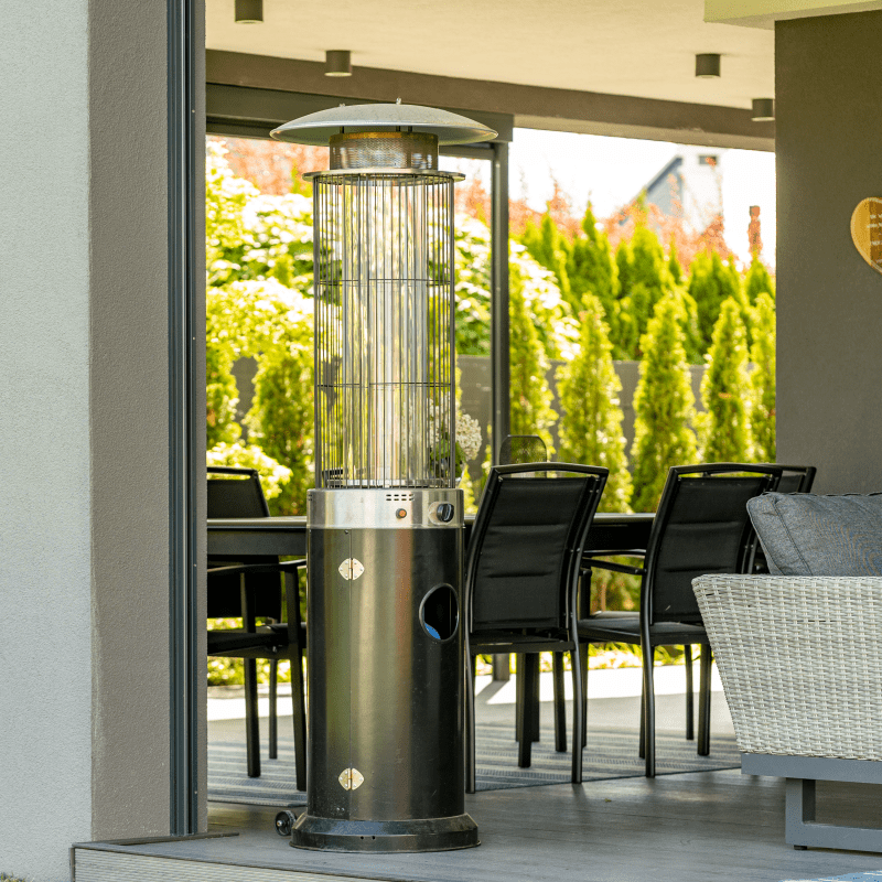 Parasol grzewczy ma za zadanie podnieść temperaturę powietrza w swoim bezpośrednim otoczeniu, tak by nawet jesienią można było komfortowo zjeść obiad na dworze Parasol grzewczy