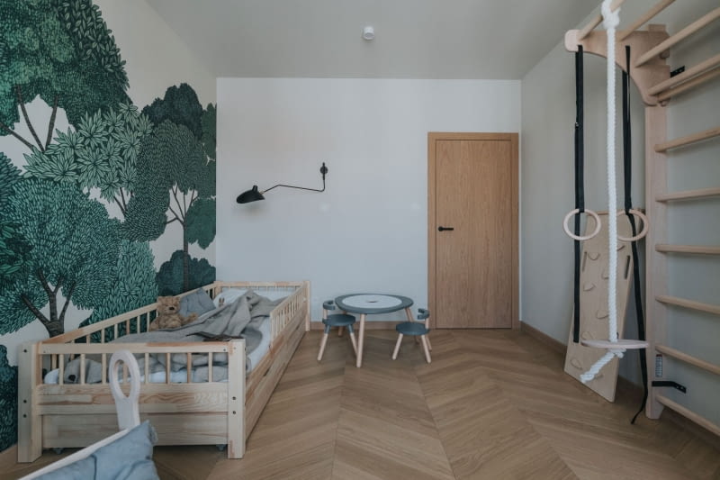 Światło, drewno i zieleń: współczesny azyl w sercu Jeżyc Światło, drewno i zieleń: współczesny azyl w sercu Jeżyc