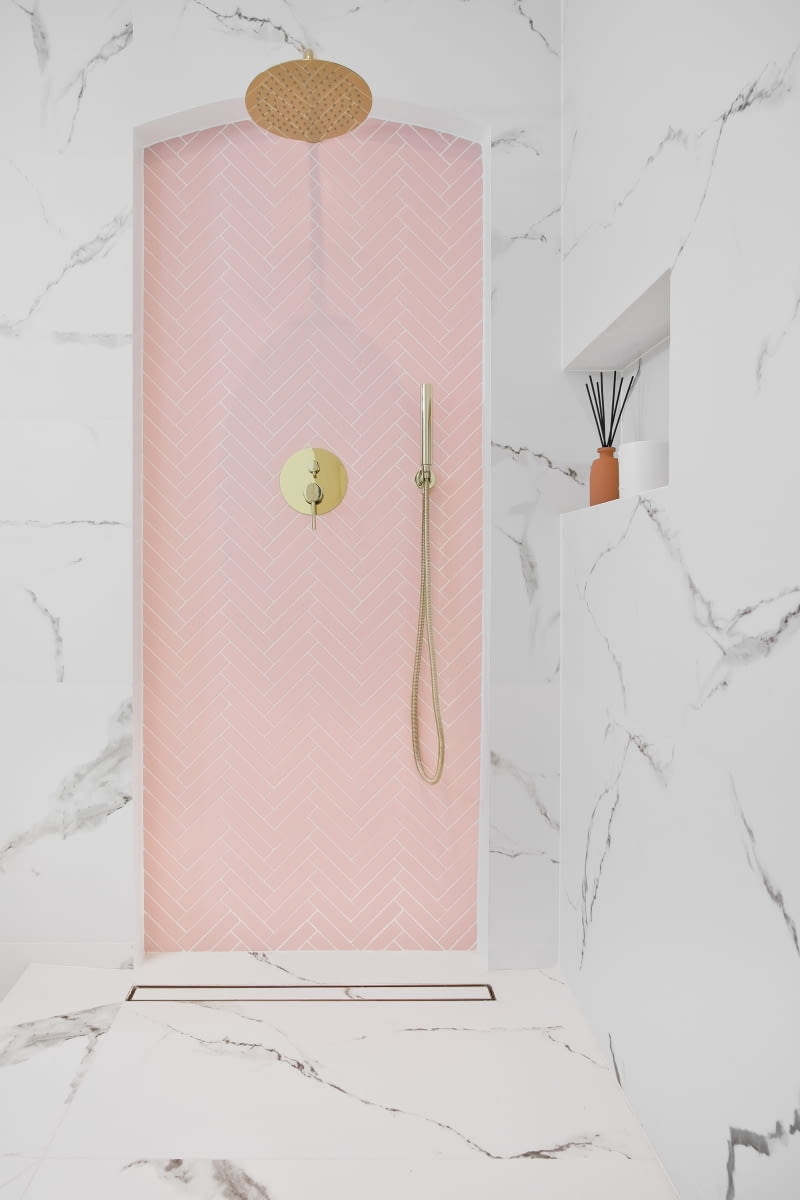 Pudrowy róż, subtelna mięta, gołębi błękit czy rozbielony beż wprowadzają do łazienki atmosferę domowego SPA. Takie kolory odświeżają wnętrze i dodają mu lekkości.