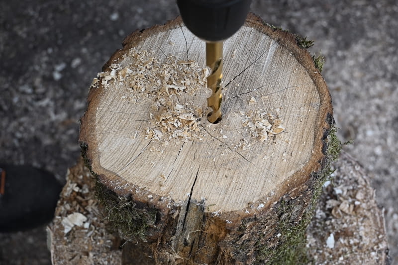 Krok 2: Wiercenie otworu na pręt Krok 2: Wiercenie otworu na pręt