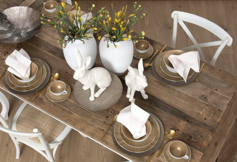 Minimalistycznej aranżacji stołu dodasz wyrazistości, ustawiając efektowne figurki zajęcy, wykonane w realistycznym rozmiarze i z zachowaniem najdrobniejszych detali.