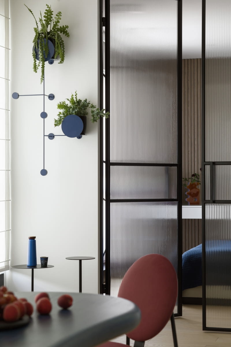 Sypialnię rodziców oddziela od części dziennej niewielki korytarzyk z własnym oknem, gdzie można przysiąść na fotelu i zapatrzeć się na zawieszony tu ciekawy, geometryczny kwietnik Floos – idealny dla roślin, które lubią się rozrastać. Zaprojektowały go Izabela Serej i Aleksandra Majdzik, do kupienia w bujnie.pl.