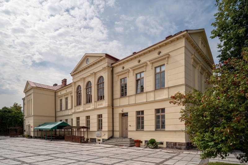 Siedziba Środowiskowego Domu Samopomocy w Reszlu. Proj. Renowacji: Biuro Inżynierskie Anna Gontarz-Bagińska Siedziba Środowiskowego Domu Samopomocy w Reszlu. Proj. Renowacji: Biuro Inżynierskie Anna Gontarz-Bagińska