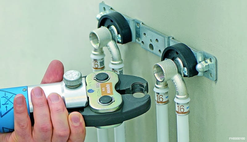 W systemie  obwodowym  instalacji ciepłej  i zimnej wody  podłączenie  punktów  czerpalnych  wykonuje się  za pomocą kolanek  naściennych  typu U