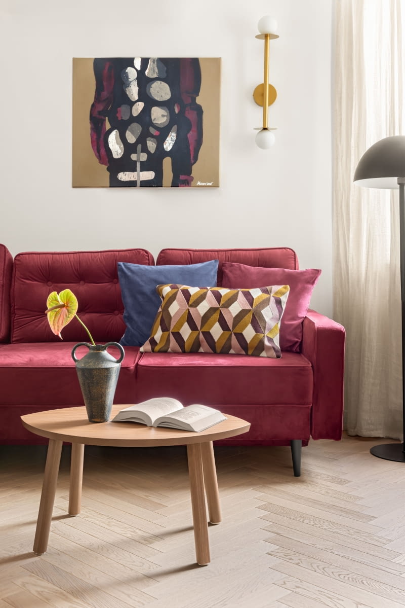 Burgundową sofę marki Puszman właściciele zabrali ze sobą z poprzedniego mieszkania. Zawisł nad nią obraz Oli Munzar z serii „Brzuch i Reszta”. Stylowy stolik z blatem w kształcie liścia pochodzi z kultowej kolekcji Stockholm marki Ikea. Burgundową sofę marki Puszman właściciele zabrali ze sobą z poprzedniego mieszkania. Zawisł nad nią obraz Oli Munzar z serii „Brzuch i Reszta”. Stylowy stolik z blatem w kształcie liścia pochodzi z kultowej kolekcji Stockholm marki Ikea.