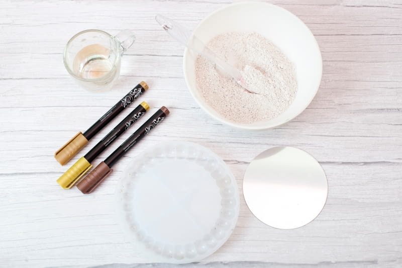 Zrób to sam: ozdabiamy lustro