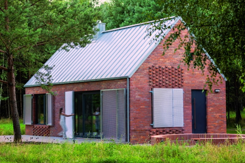 Budynek przekryto blachą tytanowo-cynkową na podwójny rąbek stojący, z którą bezpośrednio koresponduje ciąg okiennic i przesłon wykonanych z aluminiowej siatki cięto-ciągnionej. Wykonawcą pokrycia była firma Tomaszczyk i Synowie – założona przez tatę architekta, pana Piotra Budynek przekryto blachą tytanowo-cynkową na podwójny rąbek stojący, z którą bezpośrednio koresponduje ciąg okiennic i przesłon wykonanych z aluminiowej siatki cięto-ciągnionej. Wykonawcą pokrycia była firma Tomaszczyk i Synowie – założona przez tatę architekta, pana Piotra