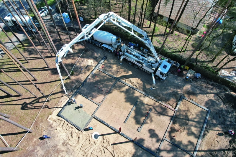 Klasa wytrzymałości betonu zależy między innymi od jego składu, rodzaju i ilości cementu, wskaźnika c/w (proporcji cementu do wody), warunków środowiska, sposobu i czasu obciążenia oraz wieku betonu