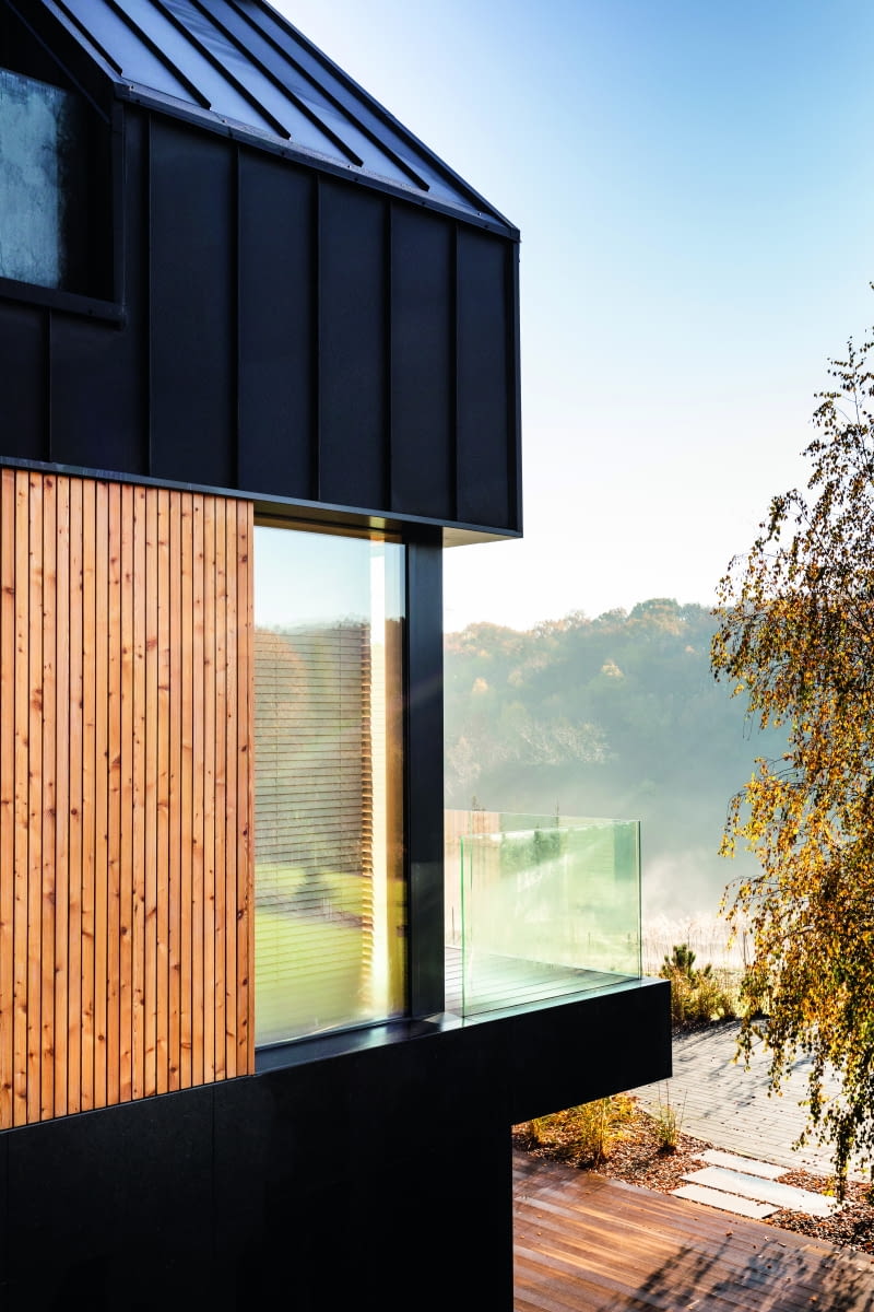 Ten budynek zaprojektowano, zestawiając ze sobą masywne „czapy" dachów pokrytych czarną  blachą na rąbek stojący, przechodzących w sekwencje z płyt ze spieków ceramicznych, z powierzchniami stworzonymi przez jasne, pionowo zorientowane deski z modrzewia syberyjskiego