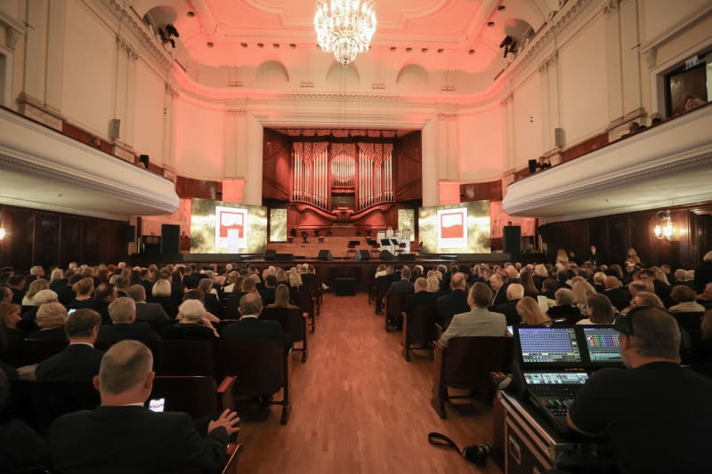 Gala "Teraz Polska" od lat jest wydarzeniem, podczas którego biznes, nauka, administracja publiczna, kultura i media spotykają się wokół wspólnej idei: promocji tego, co w polskiej gospodarce najbardziej wartościowe, wiarygodne i konkurencyjne