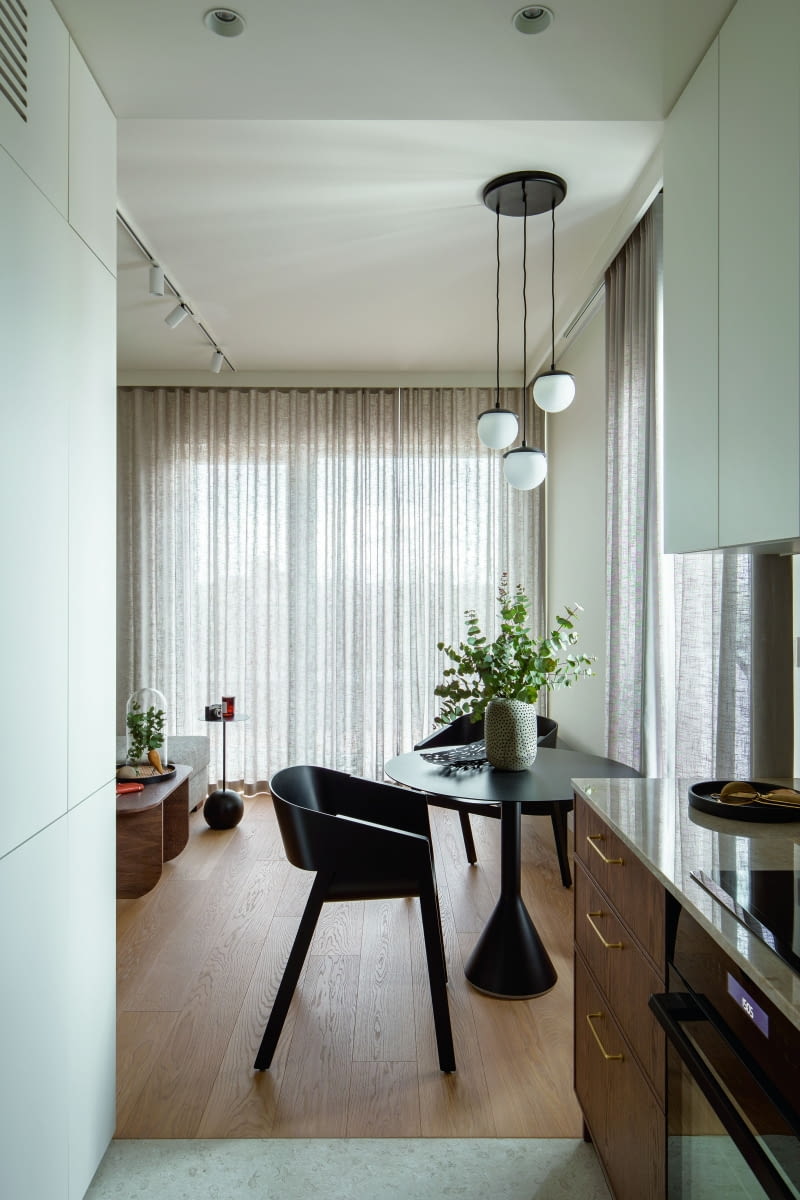 Duże okna doświetlają wnętrze, pod-kreślając jego przyjemny, wyważony klimat. Miękko opadające zasłony w odcieniu zgaszonego beżu spajają kuchnię, salon i jadalnię w jedną harmonijną całość. Zasłony przygotowała Justyna Stosik ze Studia Tkaniny. Duże okna doświetlają wnętrze, pod-kreślając jego przyjemny, wyważony klimat. Miękko opadające zasłony w odcieniu zgaszonego beżu spajają kuchnię, salon i jadalnię w jedną harmonijną całość. Zasłony przygotowała Justyna Stosik ze Studia Tkaniny.