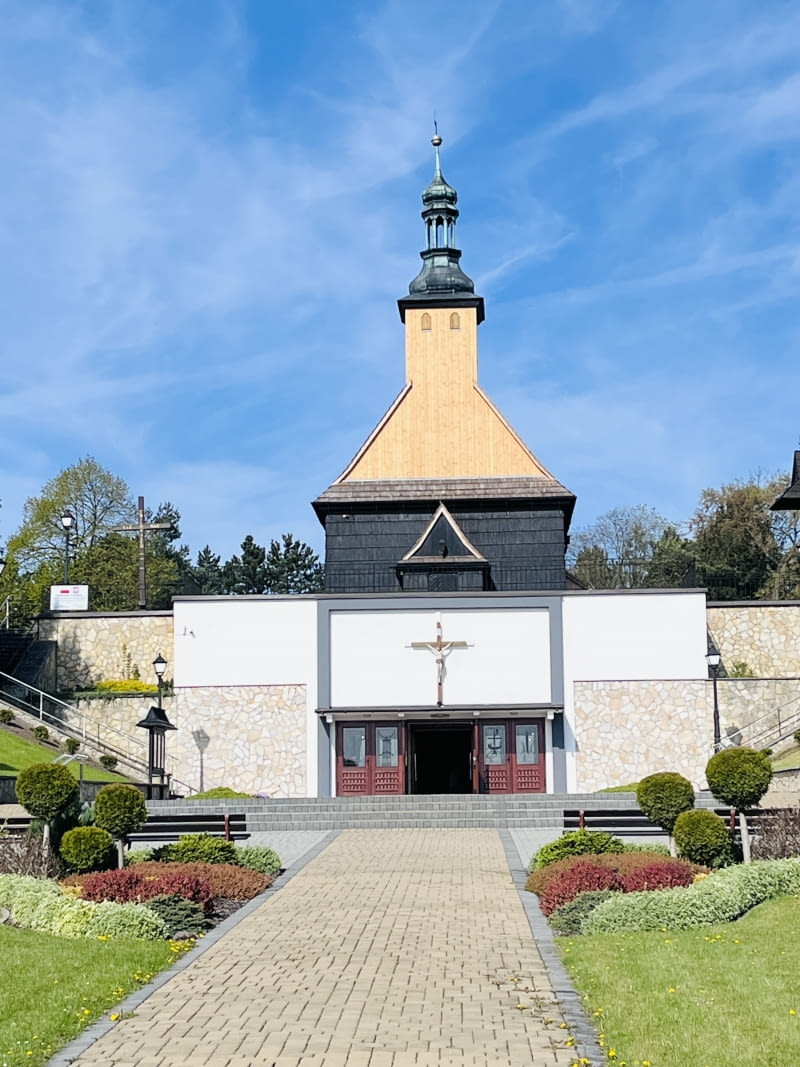 Kościół "postawiony" na kościele w Malni. Niecodzienne połączenie dwóch różnych okresów architektonicznych