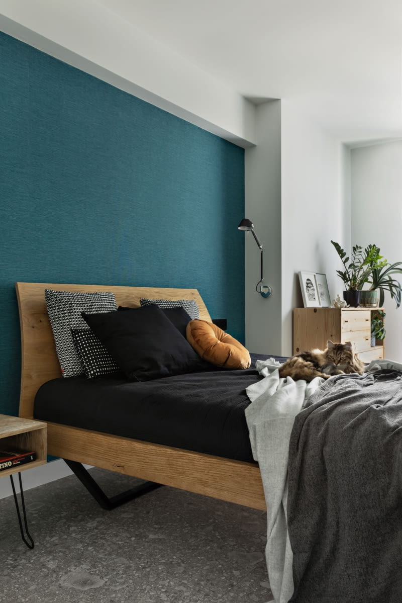 Sypialnię gospodarzy zaaranżowano w oparciu o materiały użyte w części dziennej. Dominują tu kamienne szarości, ciepłe drewno oraz czerń i biel, urozmaicone wyrazistymi akcentami morskiej i leśnej zieleni. Sypialnię gospodarzy zaaranżowano w oparciu o materiały użyte w części dziennej. Dominują tu kamienne szarości, ciepłe drewno oraz czerń i biel, urozmaicone wyrazistymi akcentami morskiej i leśnej zieleni.