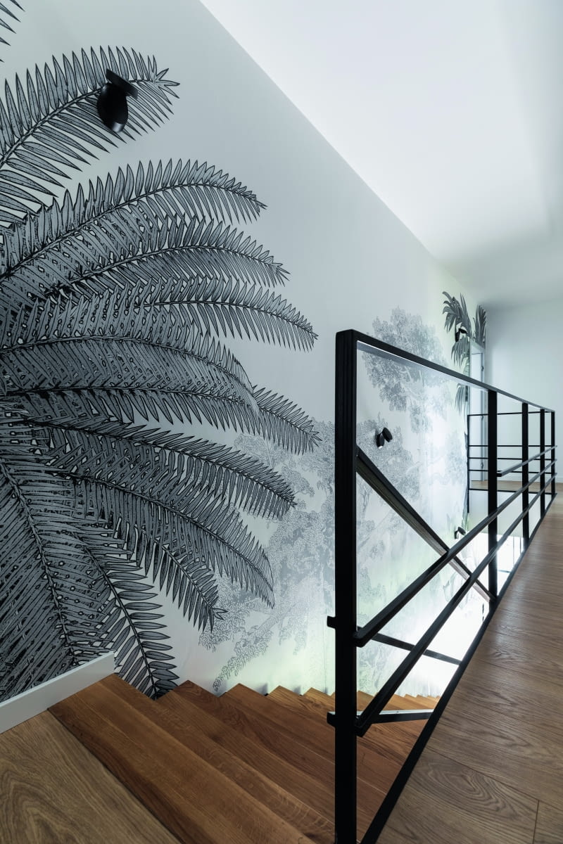 Patrząc na te egzotyczne rośliny, wręcz słychać szum wiatru i odgłosy morza... Dalekie kraje  zaklęte są również w schodach – właściciele,  tworząc je, inspirowali się podobnymi z pewnego  apartamentu w Izraelu, wypatrzonego wspólnie  z panią architekt w katalogach.