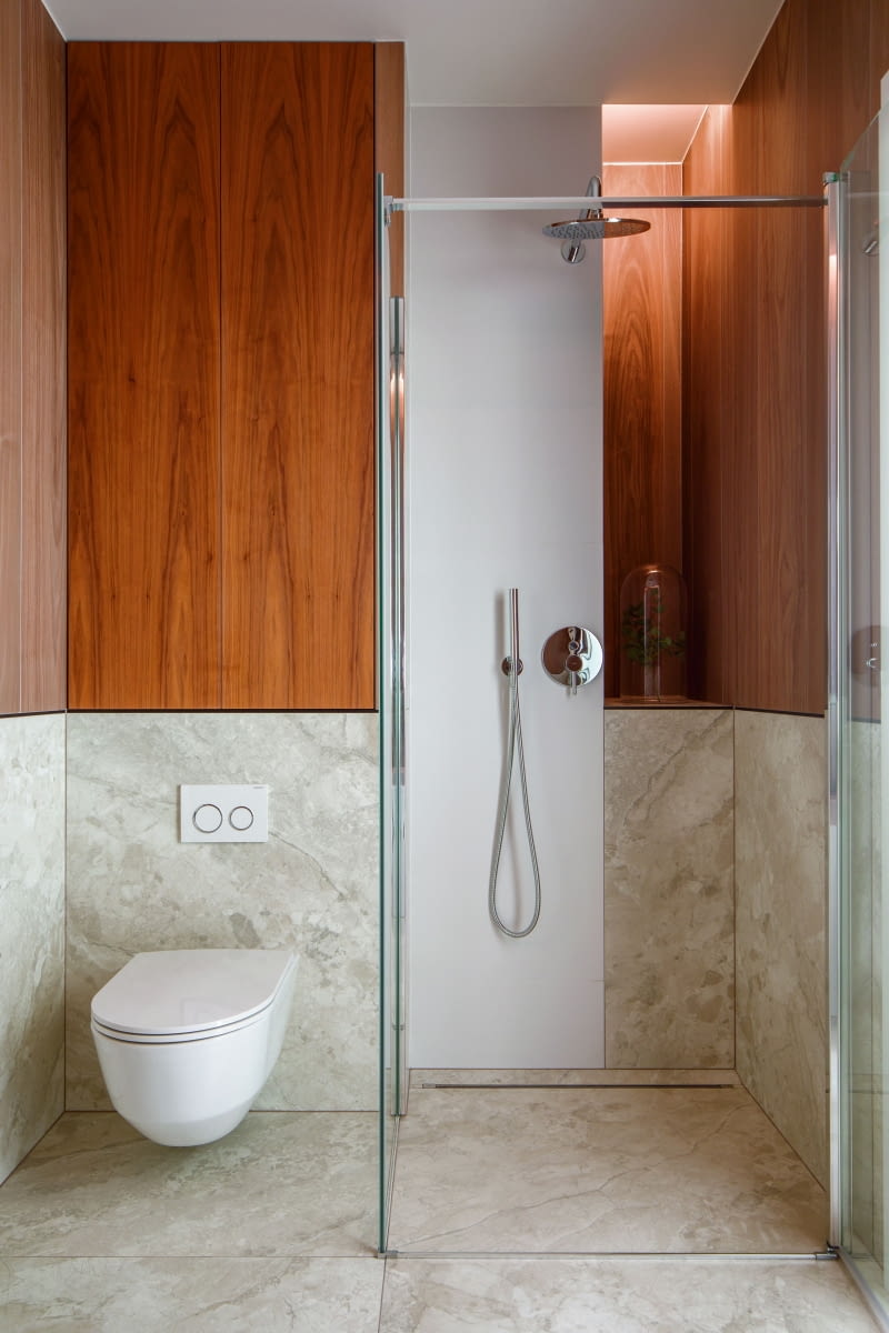 Baterie prysznicowe Omnires zamontowano w wielkoformatowej, białej płycie ceramicznej – tej samej, którą obudowano wannę. Oświetlenie sąsiadującej wnęki, wyłożonej płytkami drewnopodobnymi, wprowadza przyjemny, intymny nastrój. Baterie prysznicowe Omnires zamontowano w wielkoformatowej, białej płycie ceramicznej – tej samej, którą obudowano wannę. Oświetlenie sąsiadującej wnęki, wyłożonej płytkami drewnopodobnymi, wprowadza przyjemny, intymny nastrój.