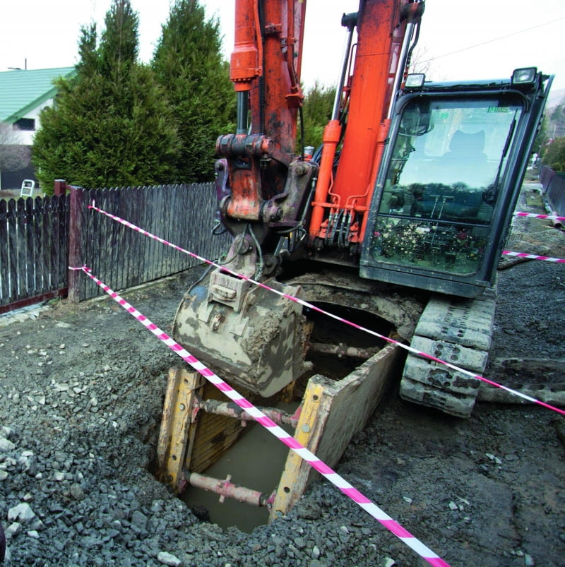 Ułożenie oraz naprawy sieci kanalizacyjnej  w ulicy należą do przedsiębiorstwa wodociągów i kanalizacji. Natomiast wykonanie  i konserwacja przyłącza leżą po stronie  właściciela nieruchomości