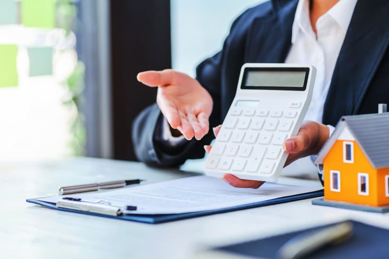 Jakość projektu, jego funkcjonalność i komfort mieszkańców to jedno. Dobre biuro dba też o transparentność swojej oferty, informując nas o wysokości kosztów całego przedsięwzięcia