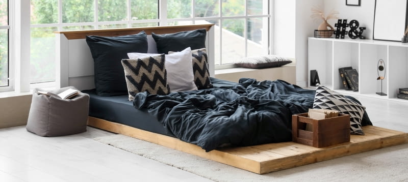 Łóżko przy oknie Łóżko przy oknie