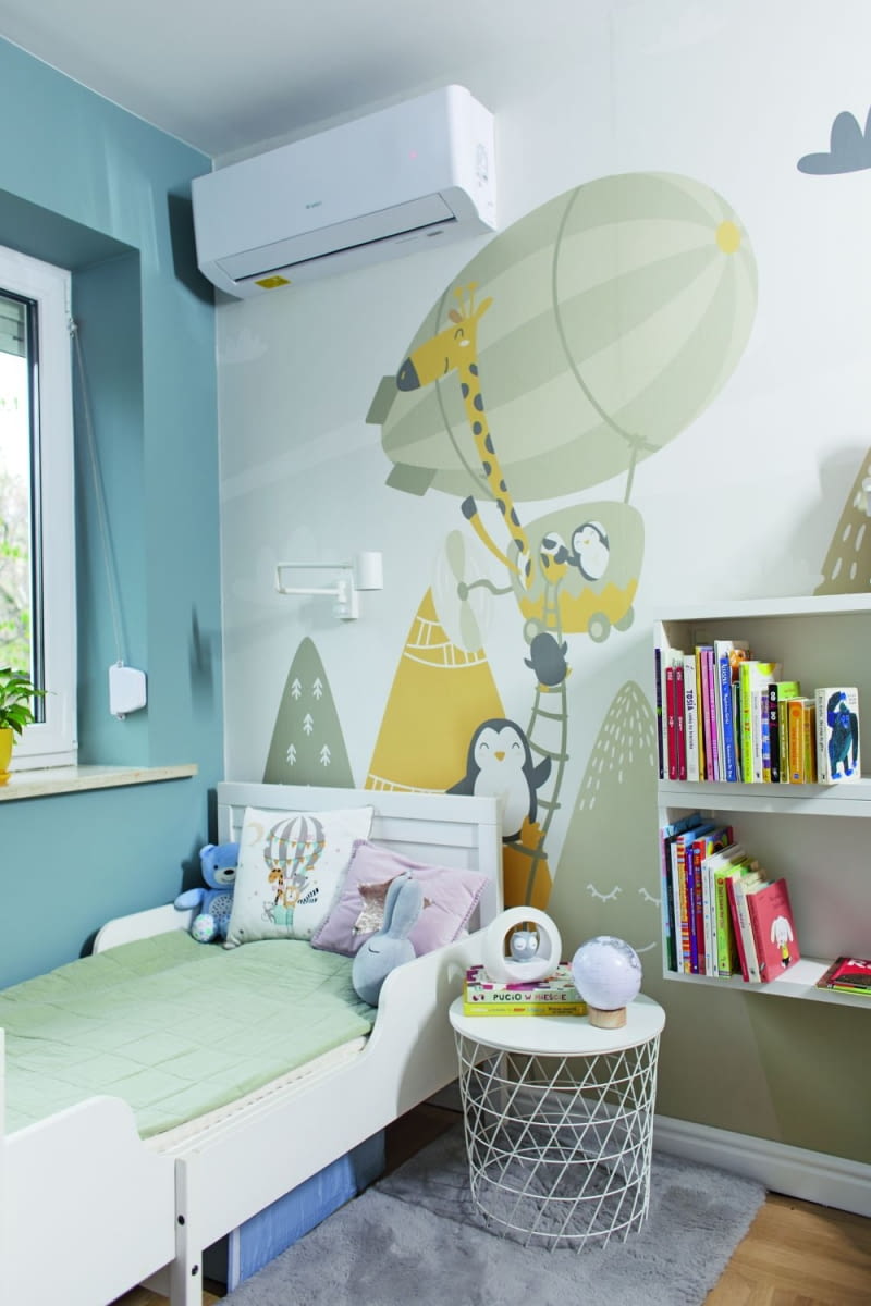 Pokój jednej z córek zaplanowano w duchu filozofii Marii Montessori, czyli między innymi proste meble, stonowane kolory, nisko zawieszone półki i pojemniki pozwalające na samodzielne z nich korzystanie. Dobrane wyposażenie ma zaspokoić potrzeby młodego człowieka na kilka najbliższych lat, do czasu, aż nie zastąpią go inne rozwiązania, odpowiednie dla wymagań starszej dziewczynki. Najbardziej charakterystyczne motywy wnętrza to tapeta ze sklepu ubierzswojesciany.pl oraz „rosnące” wraz z dzieckiem łóżko z Ikei.