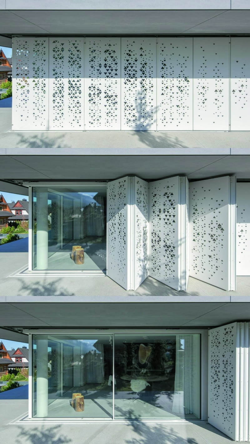 Zautomatyzowany system ruchomych paneli elewacyjnych z włókno-cementu zapewnia kilka wariantów doświetlenia parteru – od pełnego zasłonięcia wnętrz (ale z przenikaniem światła przez perforacje), po pełne otwarcie Zautomatyzowany system ruchomych paneli elewacyjnych z włókno-cementu zapewnia kilka wariantów doświetlenia parteru – od pełnego zasłonięcia wnętrz (ale z przenikaniem światła przez perforacje), po pełne otwarcie