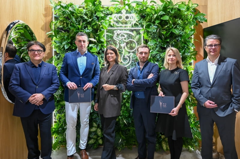 Przedstawiciele inwestorów oraz studia Pininfarina